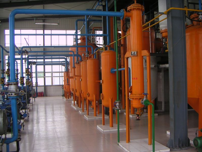 亞臨界低溫萃取艾草精油優(yōu)勢是什么？低溫萃取設備應該如何選擇